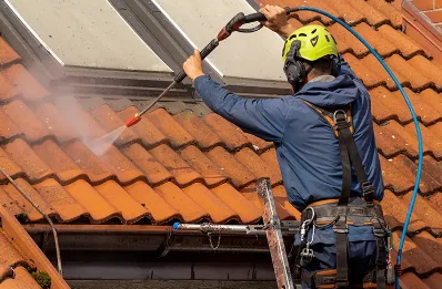 Démoussage et hydrofuge de toiture à Mézères